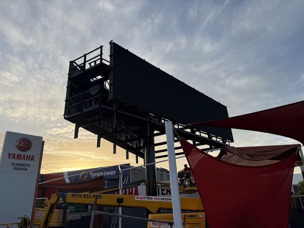LED spectacular structure with rear access catwalk